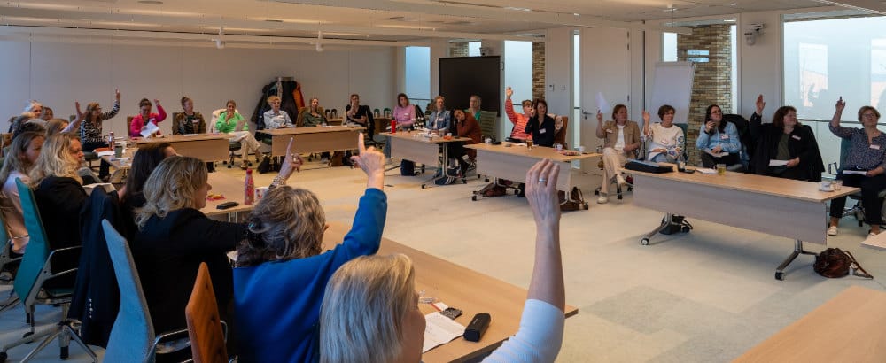 Afbeelding 2 van 3 van Een zaal vol actieve deelnemers